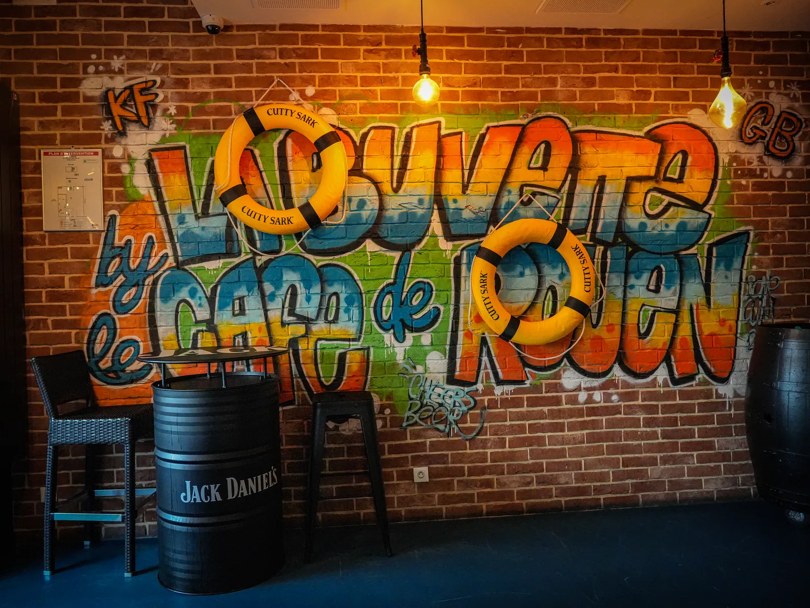 Le bar du Café de Rouen, mur de briques et graffiti