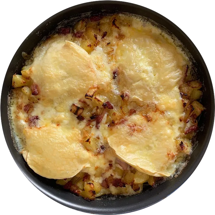 Tartiflette gratinée servie dans sa poêle