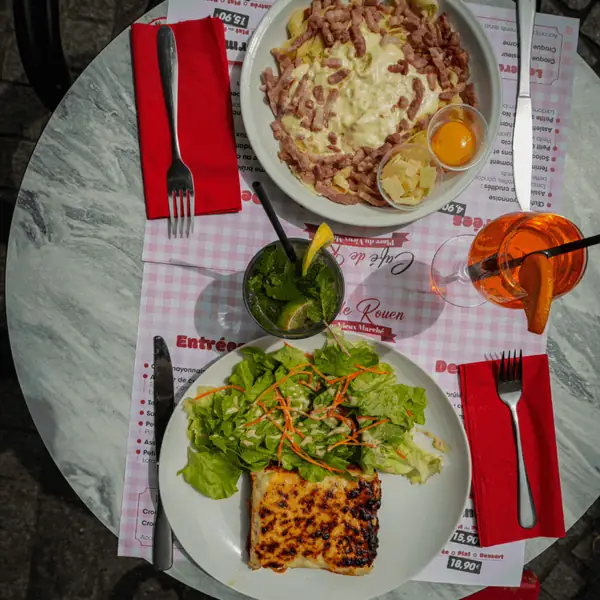 Une table du midi : carbonara, salade, croque et boissons