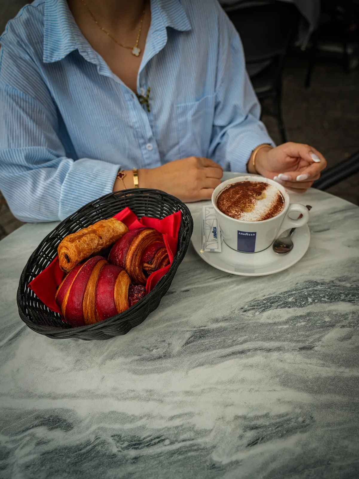 Chocolat chaud et viennoiseries en terrasse